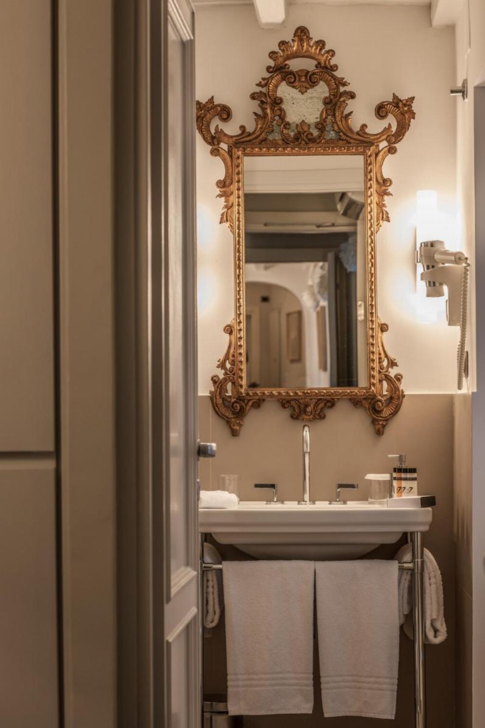 47LuxurySuites - Trevi Image 6
