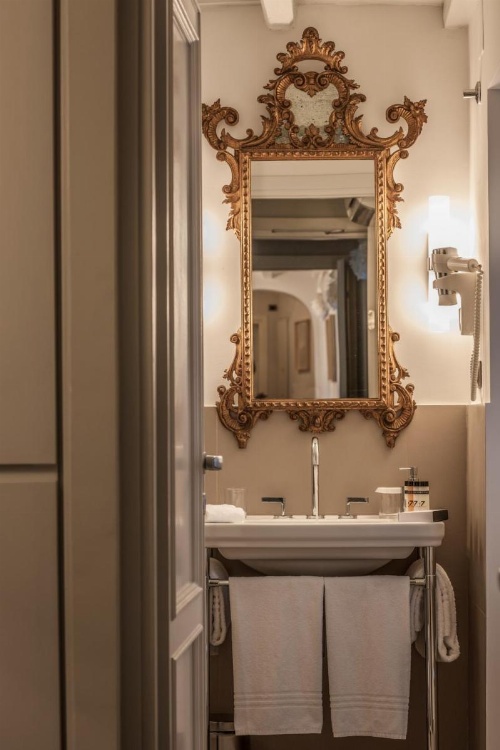 47LuxurySuites - Trevi image 6